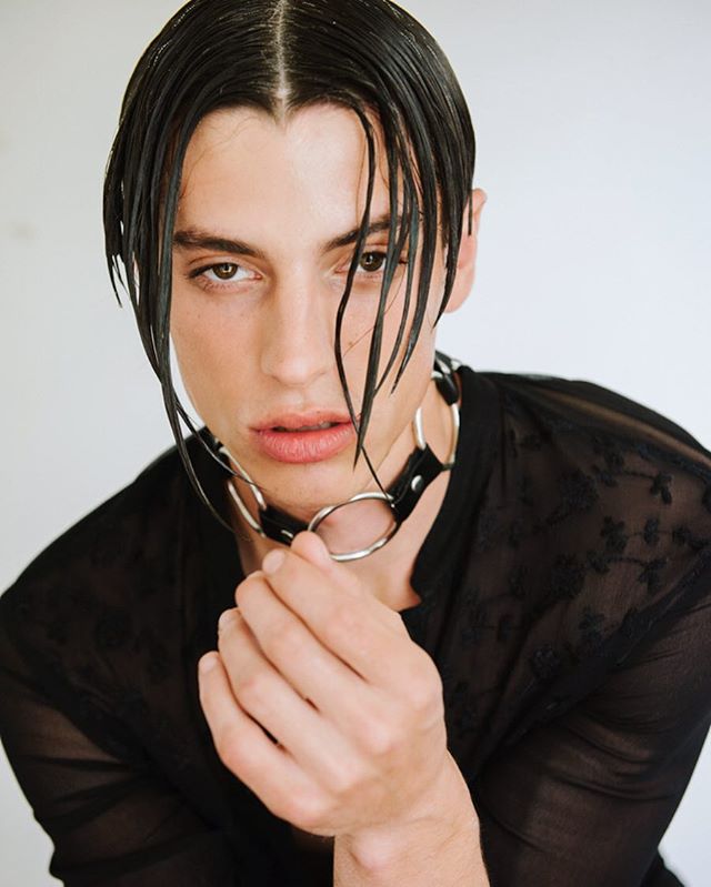 🖤 @unofficialkris 🖤 for @crom_magazine 
Photographed by @enfoque_lumiere 
#wardrobe @sir_t0n 
#grooming by Me using @milkmakeup + @hairstorystudio &bull;&bull;&bull;
#hairstylist #sleek #centerpart #meninmakeup #mensgrooming #skin #malemodel #choke