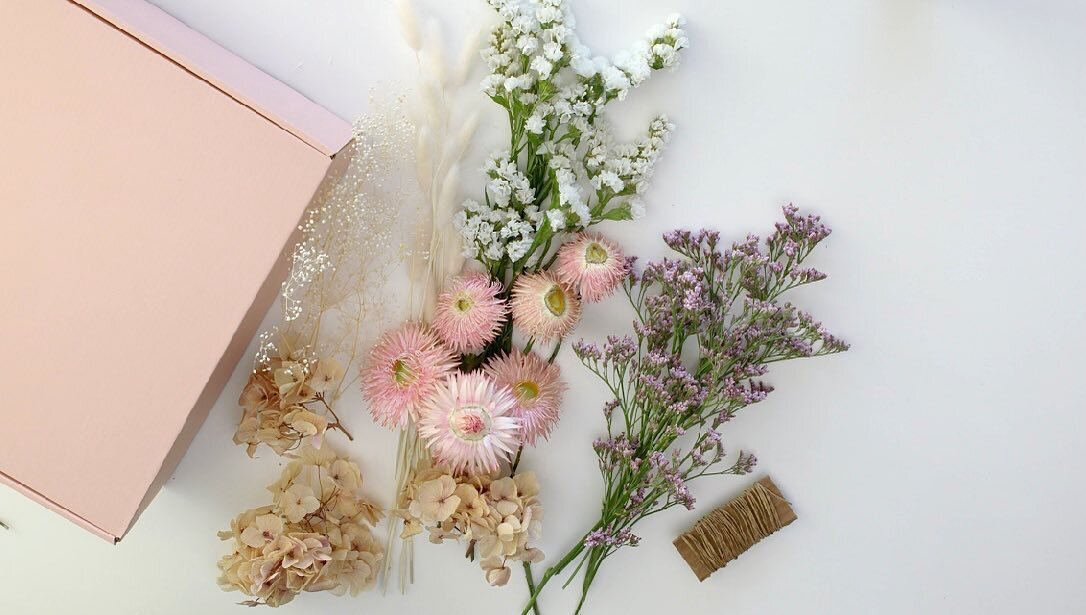 BOOSHI is offering a range of DIY play kits that can be delivered to your door! 
Each kit has a curated selection of dry and preserved blooms for you to &lsquo;play with&rsquo;, creating your very own decorative wall hang.  Play kits are $75 (plus de