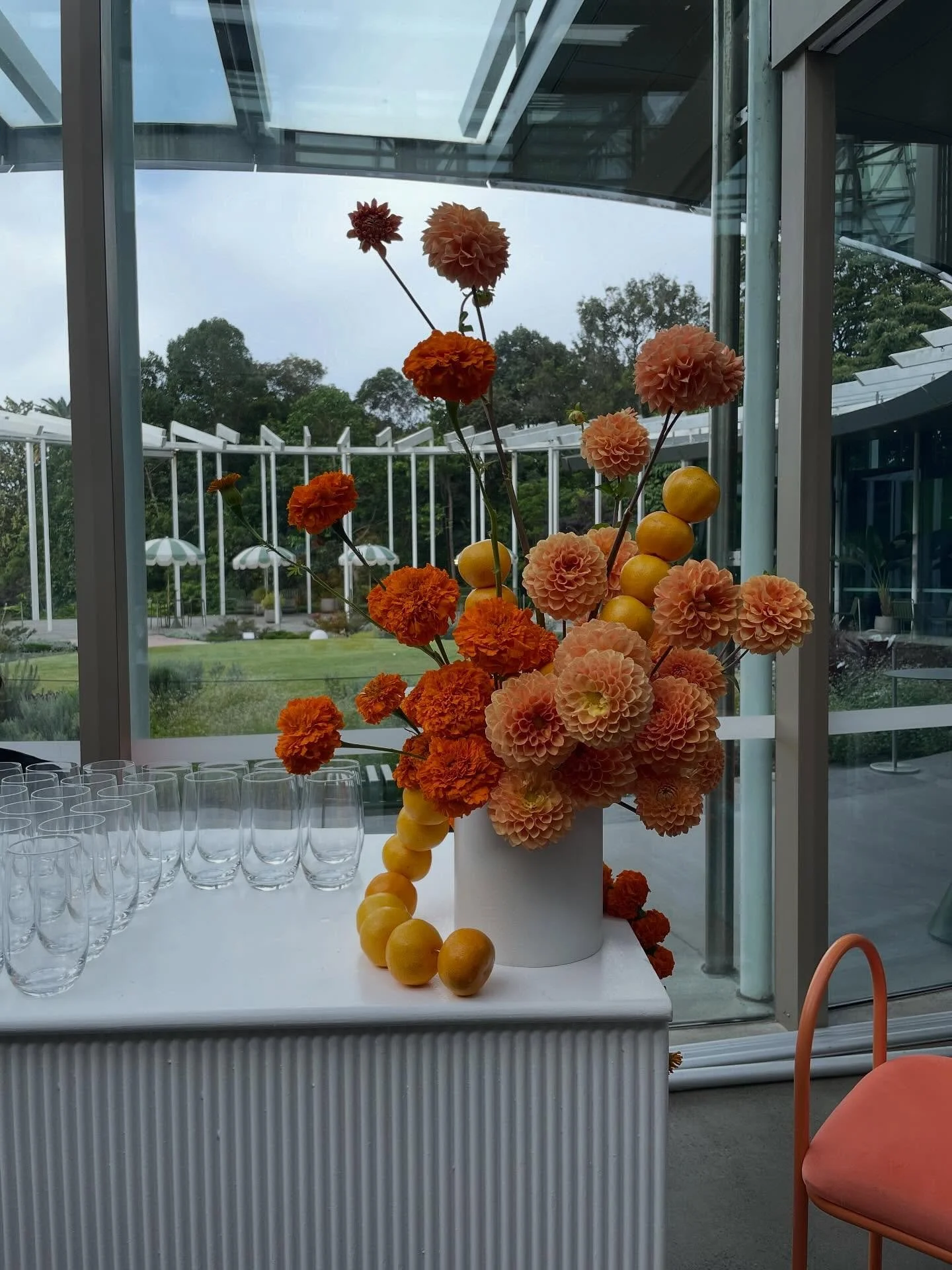 Stay cool 🕶️ Fun citrus arrangements were created for an event at The Calyx with styling and design by @simply.seated