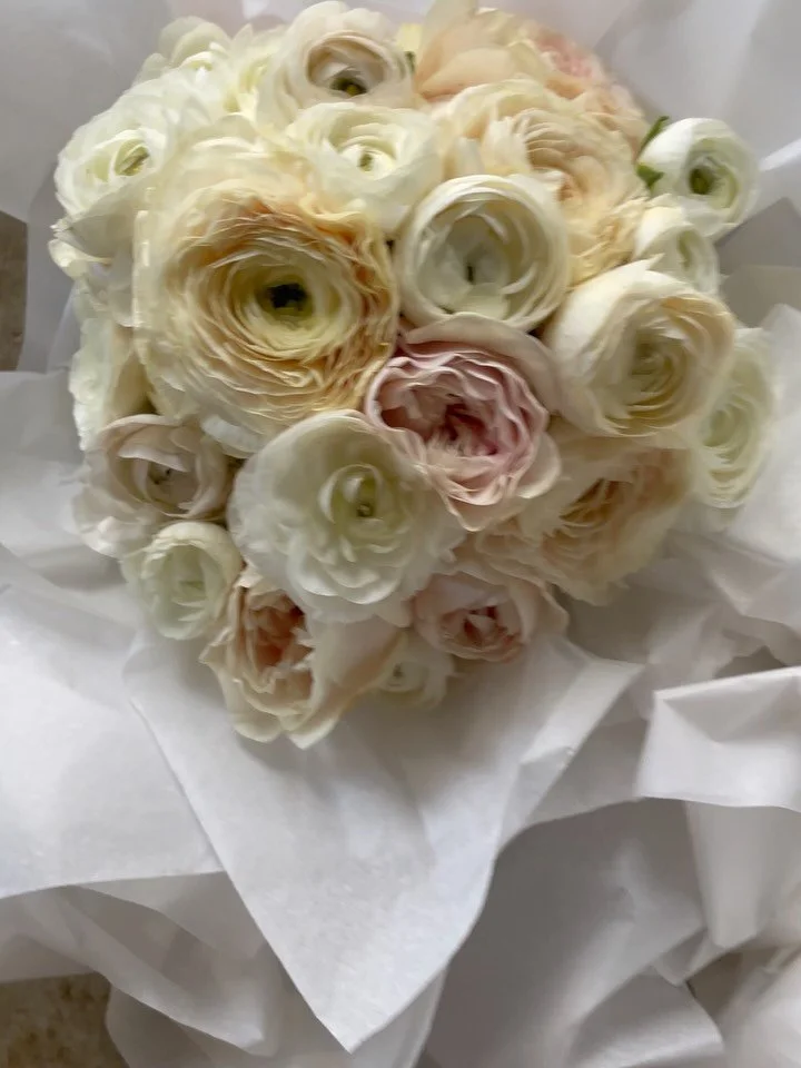 Bridal bouquets of pastel roses and ranunculus 🤍
