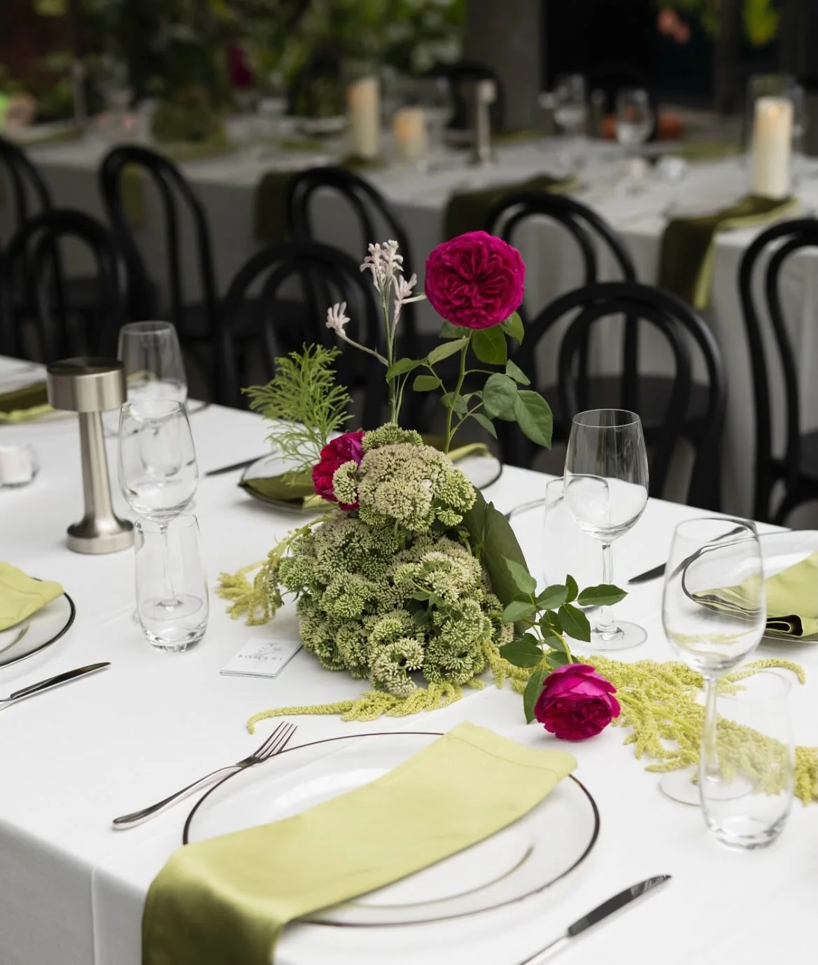 We went all textural greens with a burgundy magenta pop! Stunning moss green napkins by Simply Seated👍🏻@botanicsydney @simply.seated @bedfordphotography @laissezfaire_weddings