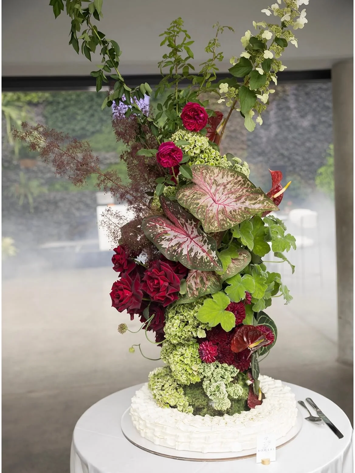 We created a bespoke cake floral for @by.gigi 🌹 @bedfordphotography  @botanicsydney @simply.seated