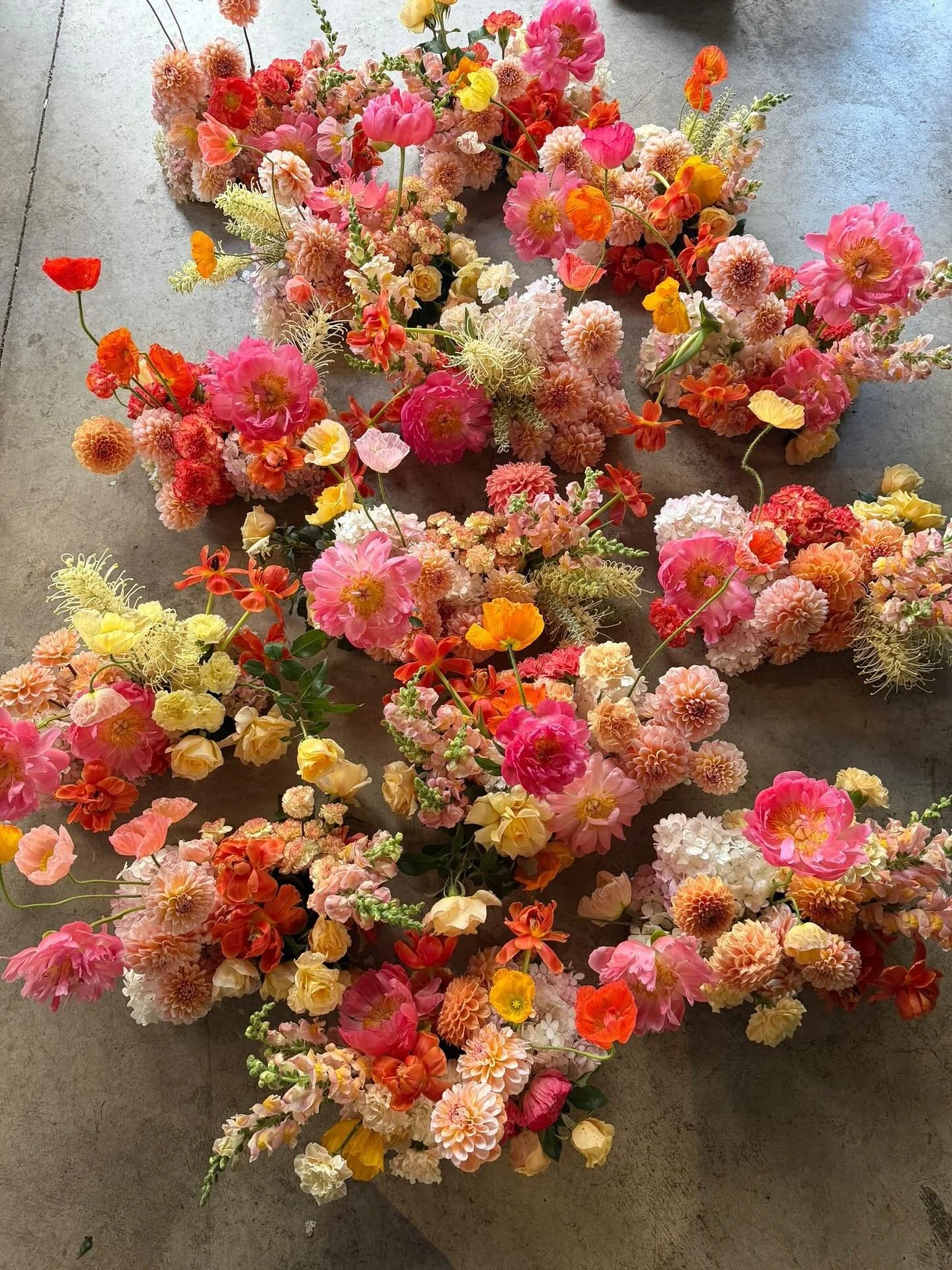 Sunset florals for a sunset dinner @catalinarosebay 🌸