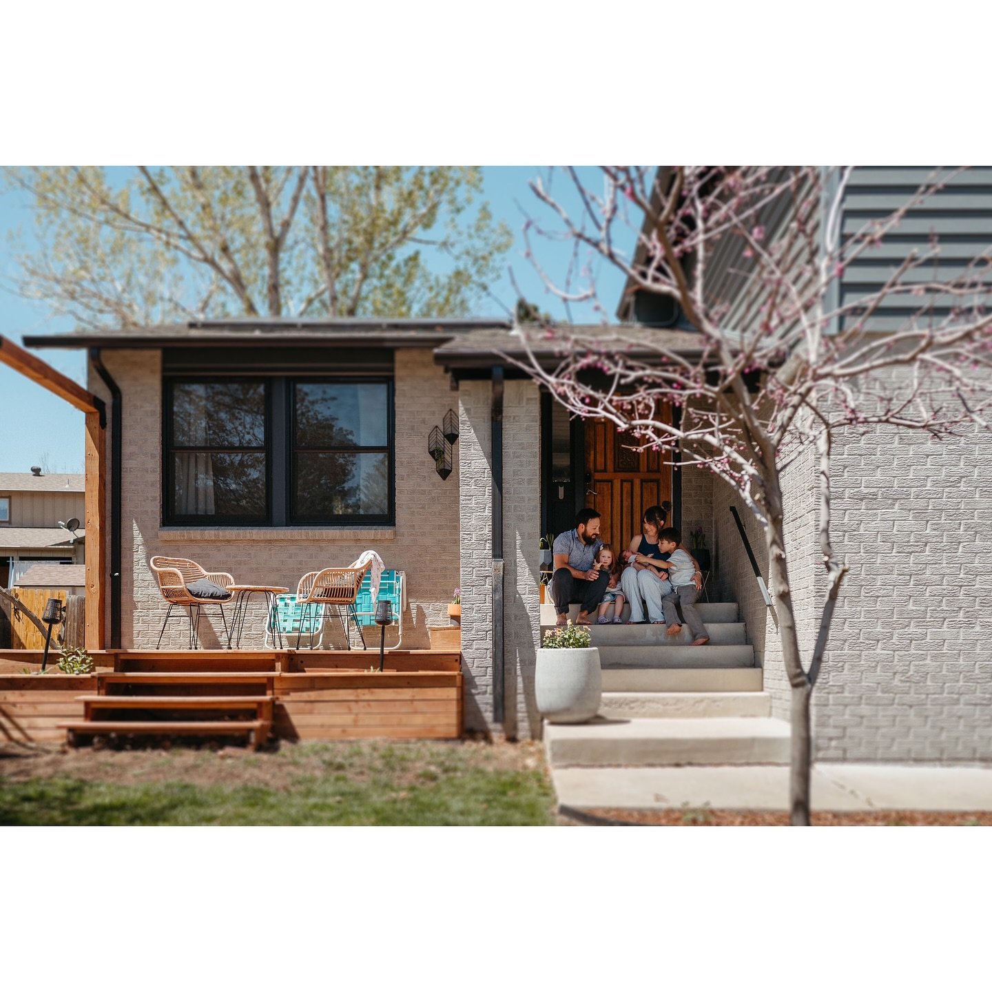 Worried that you&rsquo;re home is too dark or not aesthetic enough for family photos? Let&rsquo;s just go outside! 

&ldquo;A photo does not always have to be technically perfect and a masterpiece. After all, life is not and yet we find it wonderful.