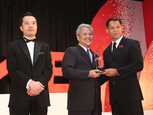 Dr Cheng Kok Leong accepting the SME 100 Award 2009: Fast Moving Companies