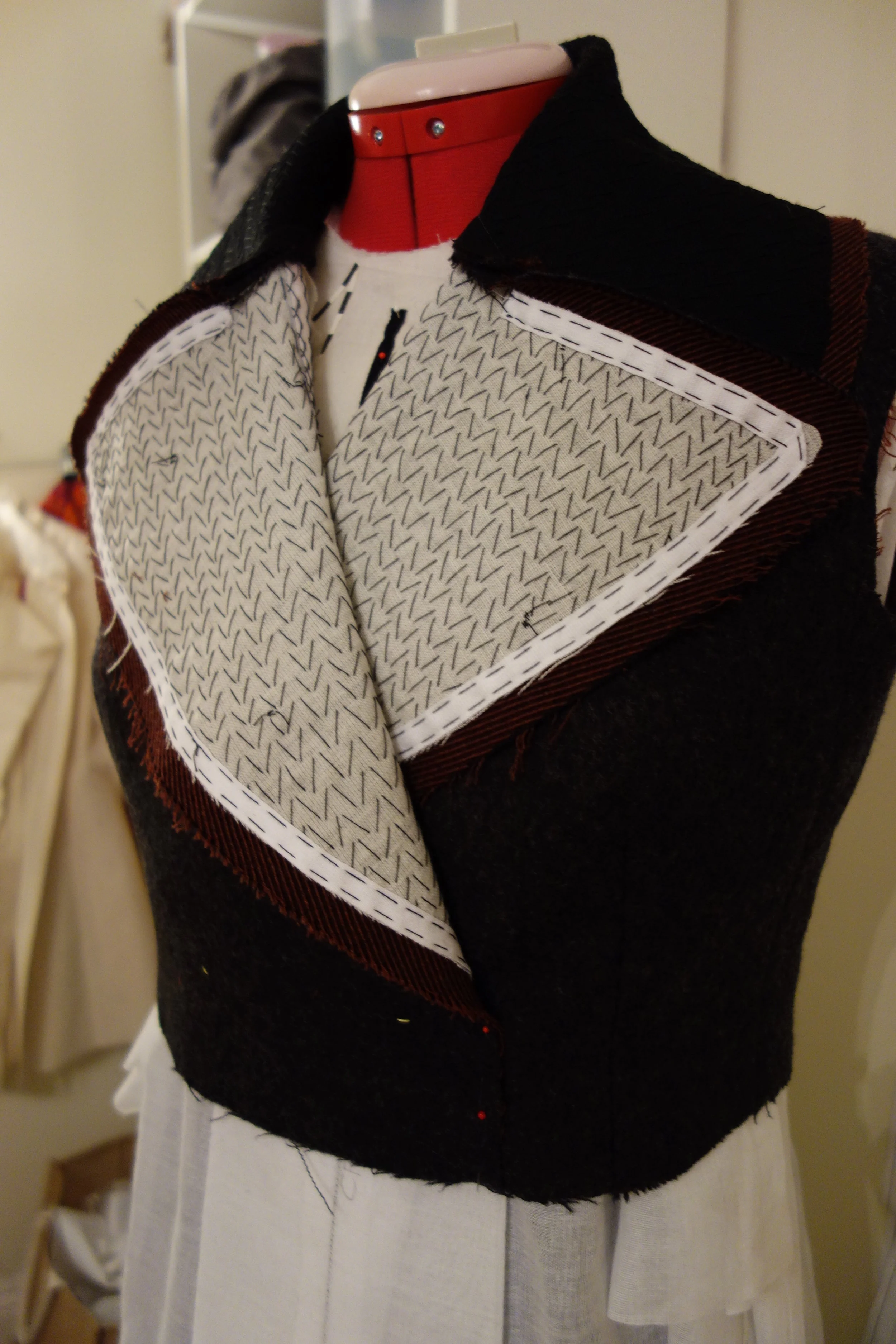  Padstitching and twill tape give the lapels the structure they need to look sharp 