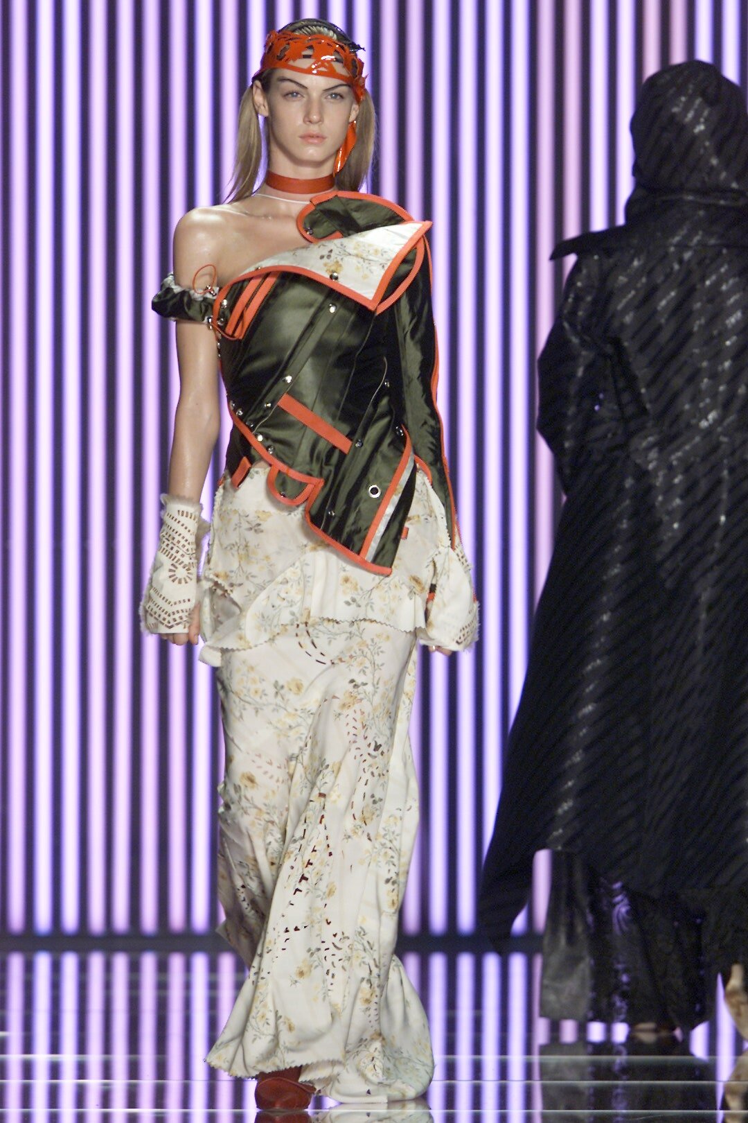 john-galliano-fall-2001-ready-to-wear-35-angela-lindvall.jpg