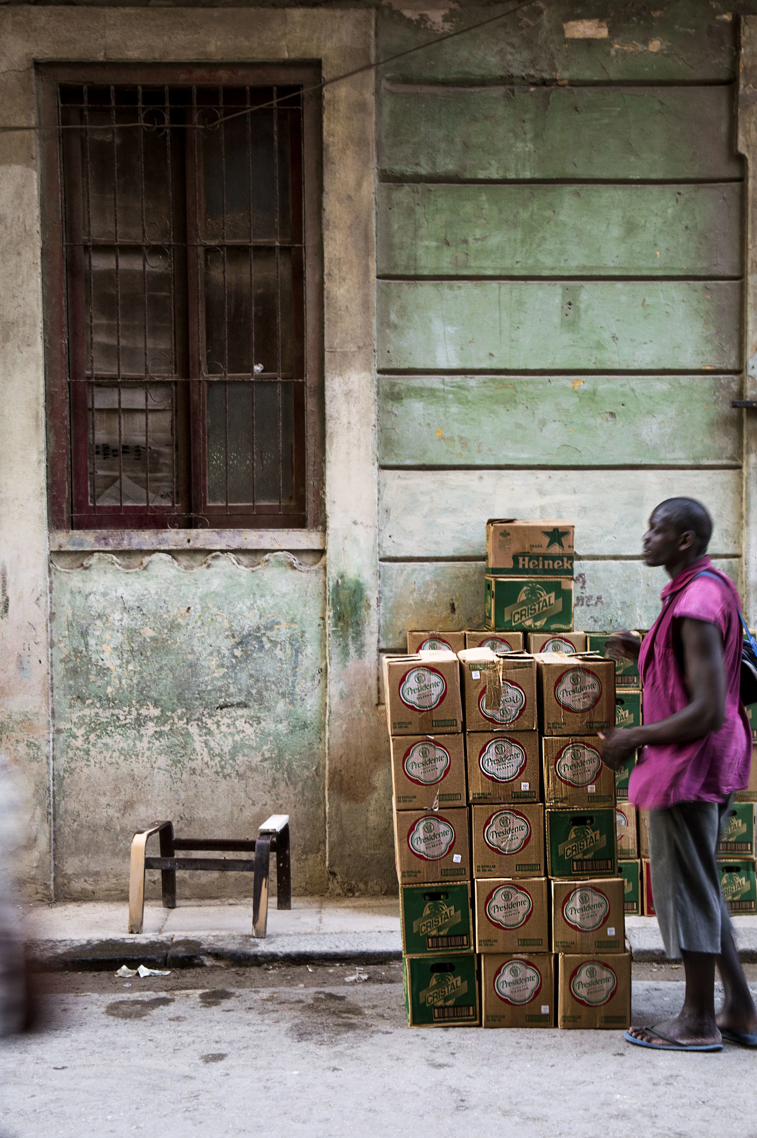 Man stacking crates V.jpg
