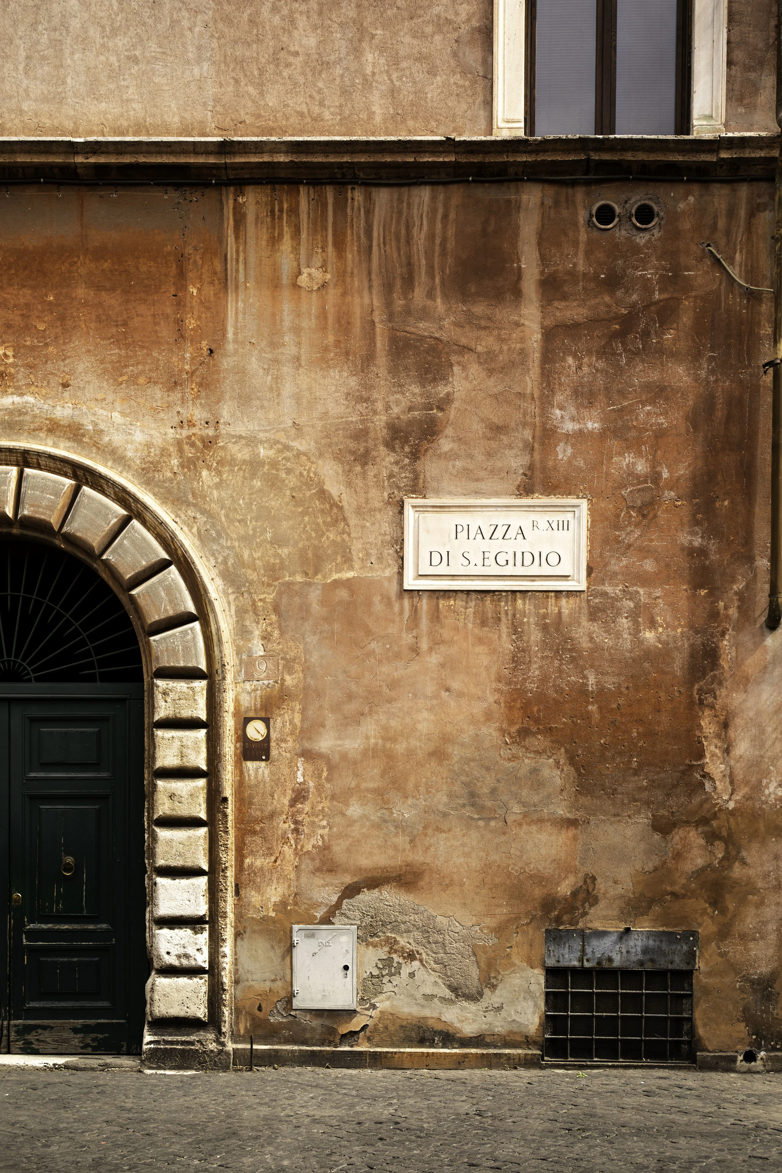 Ruby wall green door Rome V.JPG