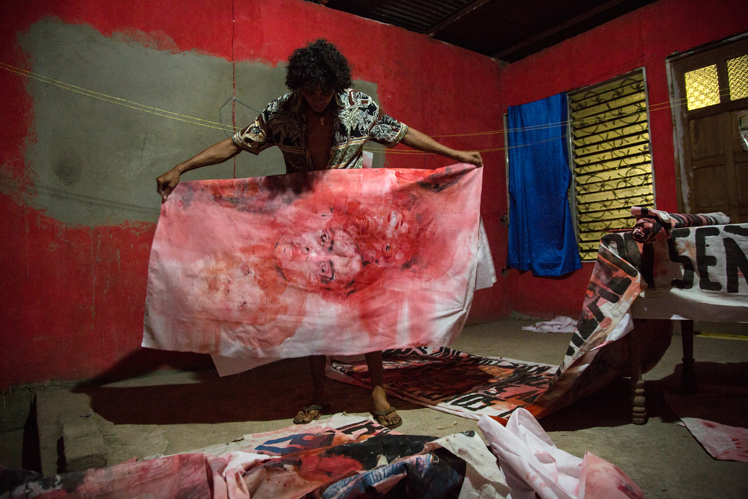 Nicaraguan activist, artist, and Chichigalpino, Cristhian Velasquez, packing the work for the Green Cane Installation, 2015. Photo courtesy of Tom Laffay. 