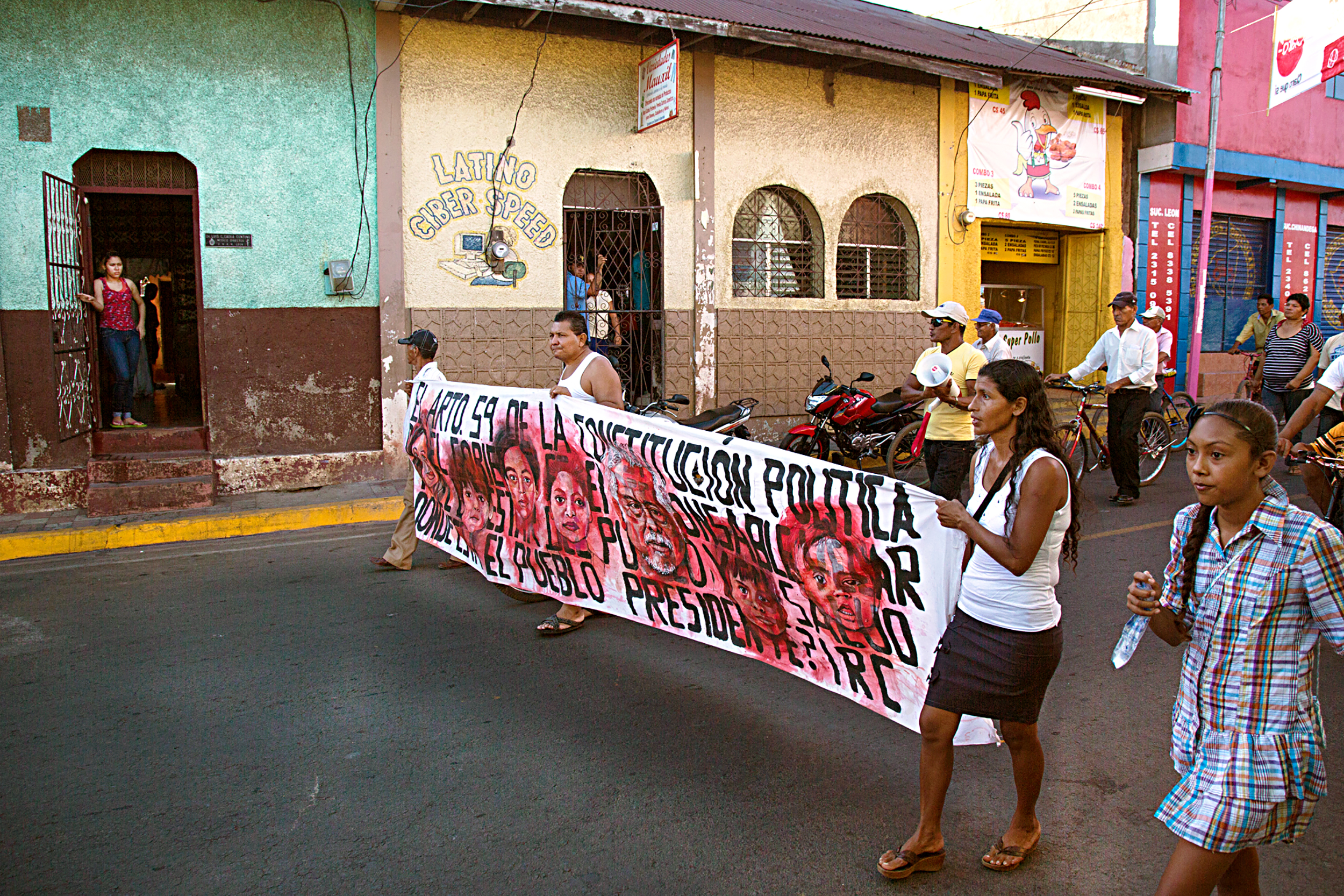 Empalagoso (Saccharine): The Chichigalpa Portrait Project, Banners in Protest. Photo courtesy of Tom Laffay. 