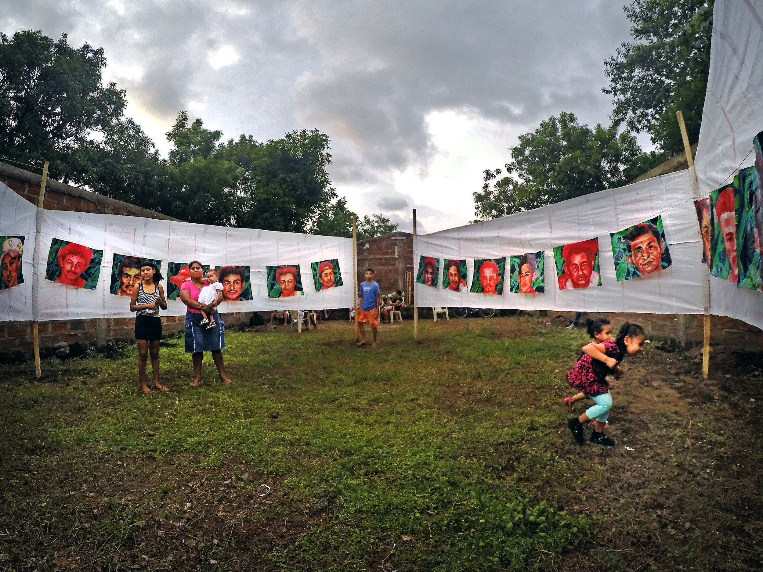 'Emapalagoso (Saccharine): The Chichigalpa Portrait Project, 23 Memorial Portraits Installation' (2016) Image courtesy of artist. 