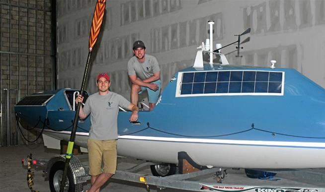 Newser BROTHERS ROWING ACROSS THE ATLANTIC WEARING ONLY A SMILE .
