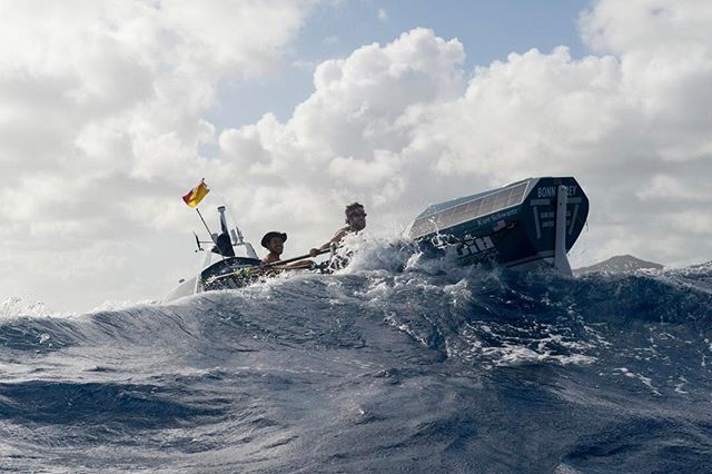 Surfing the waves into English Harbour 🇺🇸 📸: Ted Martin #twac #row32north