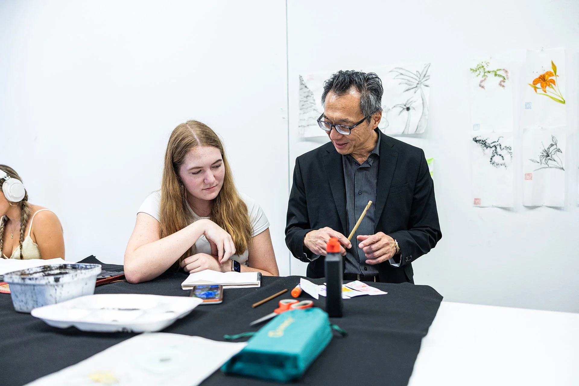 Recently, @vtdeanliu took a trip to the @vt.sova art studios where students are diving into their work! 🎨

🖌️Adjunct faculty Wonjung Jung&rsquo;s East Asia Water Media course

✏️ Adjunct professor Mitch Miller&rsquo;s Principals of Drawing course