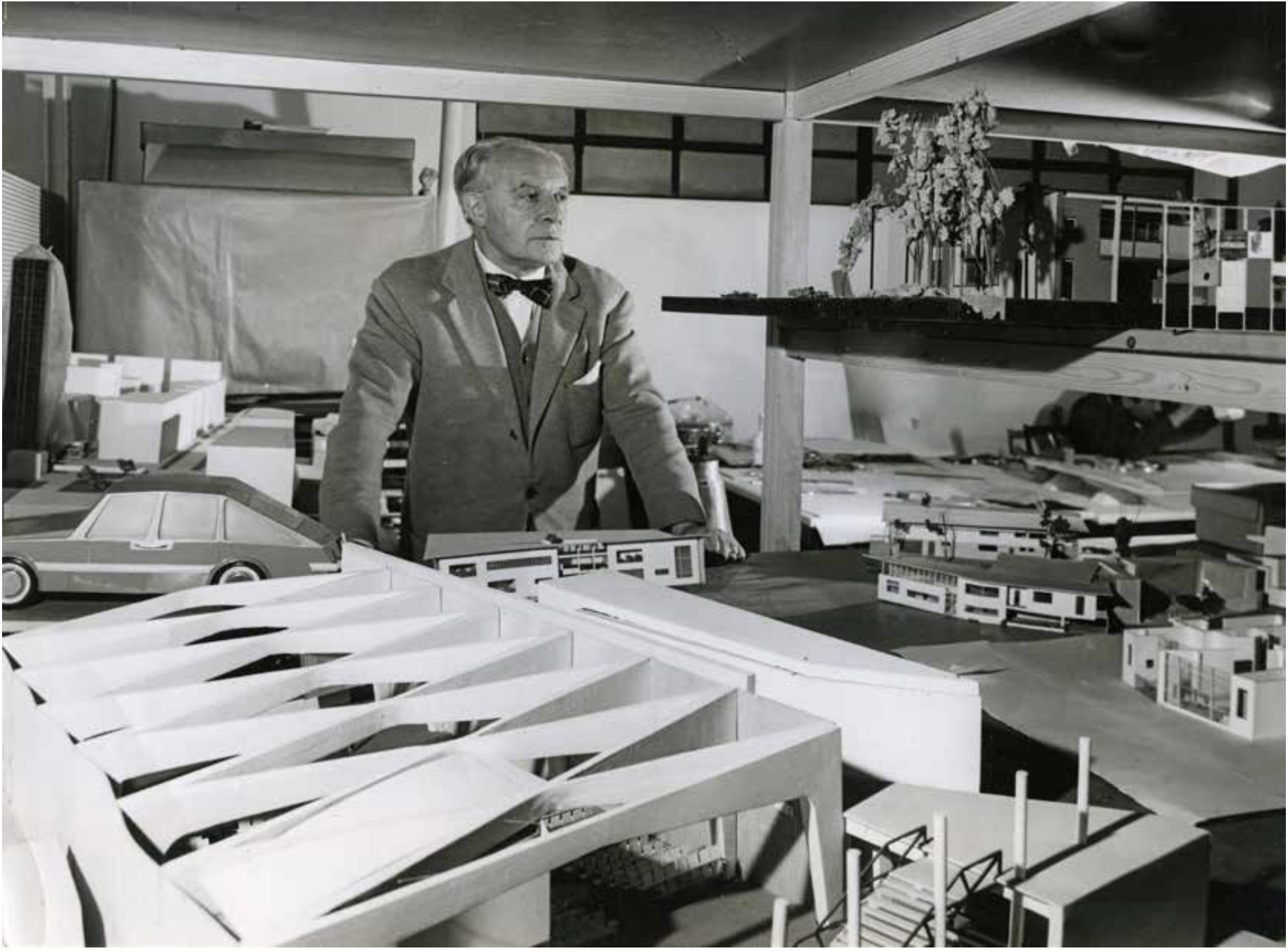 Giò Ponti in his studio, Via Dezza, Milan, 1950s. Courtesy: Giò Ponti Archives .