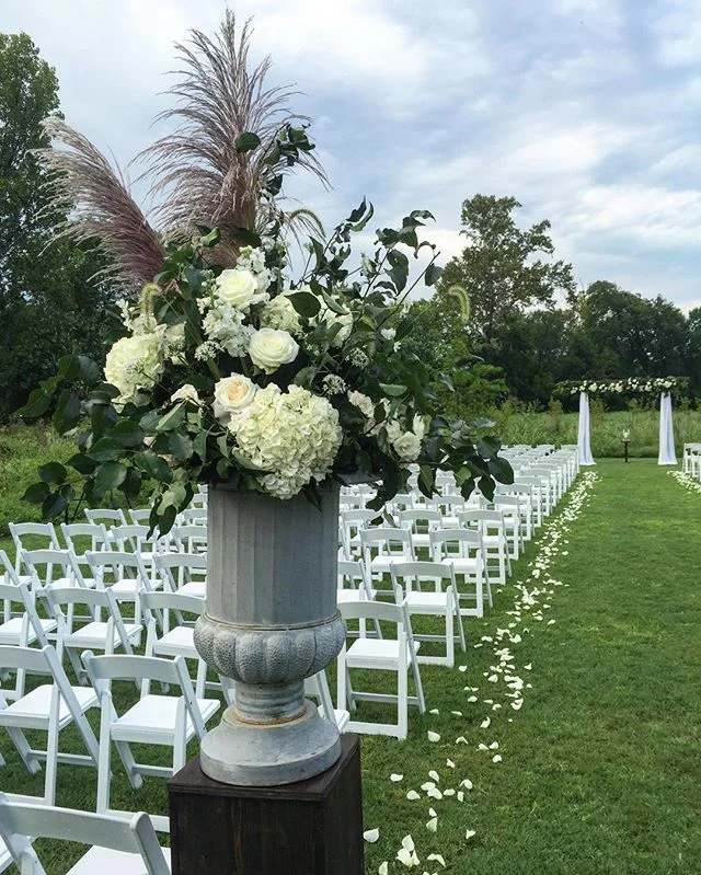 One more from K + W's wedding at @longhollowgardens_weddings, and you better believe that urn is 8 feet tall 🙌🏼