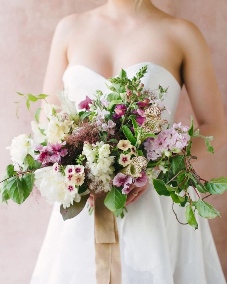 Some shots that never made it to the feed 🌿 with Wild Kiwi foliage, Phlox, my absolute favorite variegated Sweet Peas and Peonies_ An old collaboration with the amazing @thedresstheory (1).jpeg