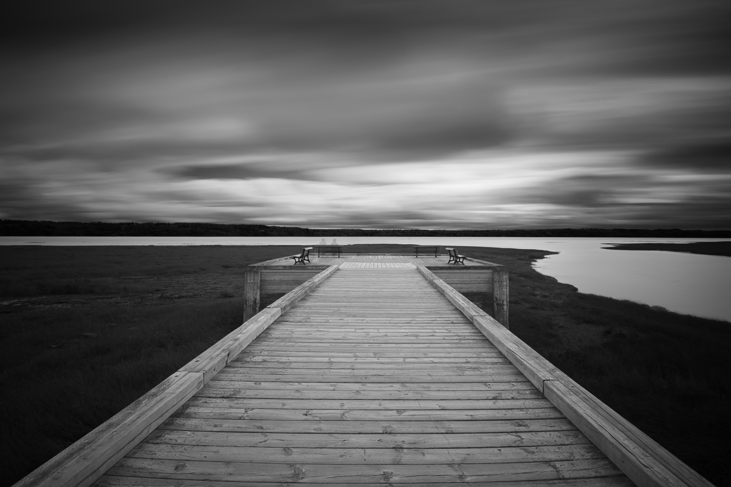 Deux promeneurs sur un banc