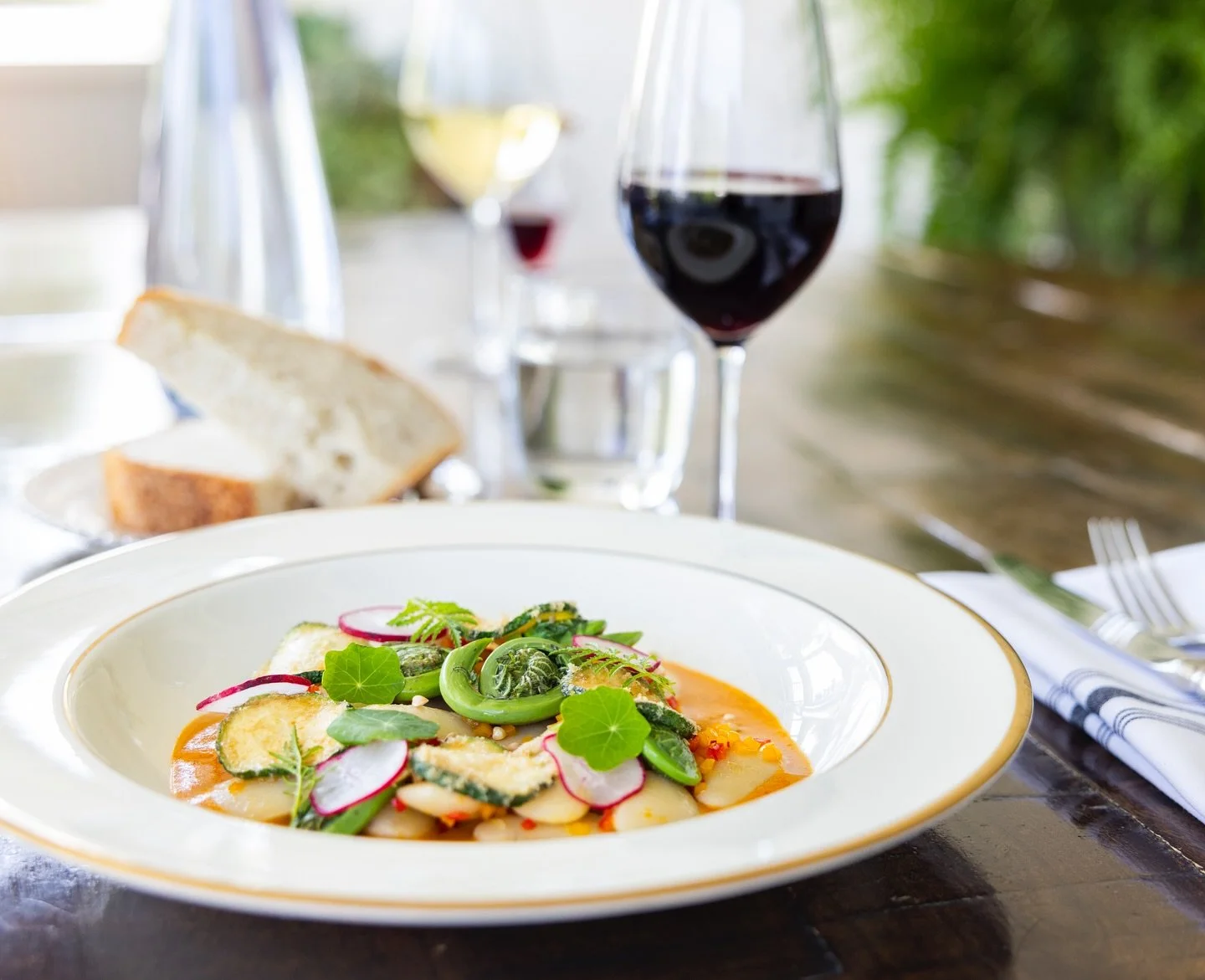 Fresh, light and bright flavours, Chef @jbeddoes delivers a delicious vegetarian entree ~ braised Gigante Lima Beans, Gull Valley Growers pepper aioli, tempura zucchini toasted buckwheat, Southern Skies radishes. 
#deanehouseyyc #yycfood #yycdining #
