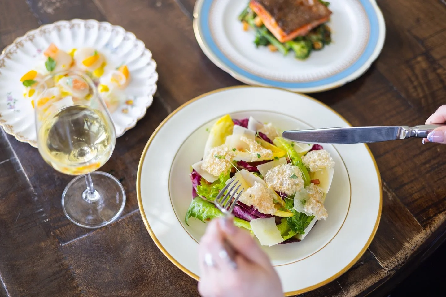 Golden afternoons, crisp greens and sunshine that makes every bite taste brighter. Lunch on our garden patio is all about slowing down, sipping something refreshing and enjoying plates full of color and flavour. Lunch is served Wednesday through Frid