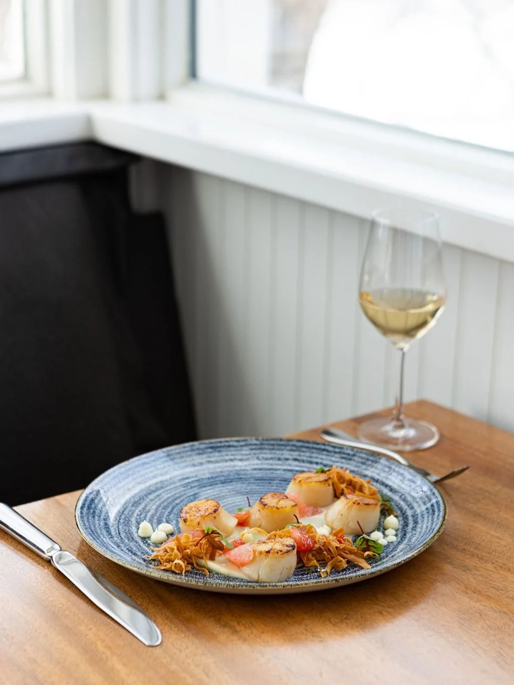 Kitchen menu highlight. Our Pan Seared Hokkaido Scallops with @poplarblufforganics parsnip pur&eacute;e, grapefruit gastrique, parsnip chip.
Join us for dinner this long weekend and experience one of our new menu&rsquo;s standout dishes.
#deanehousey