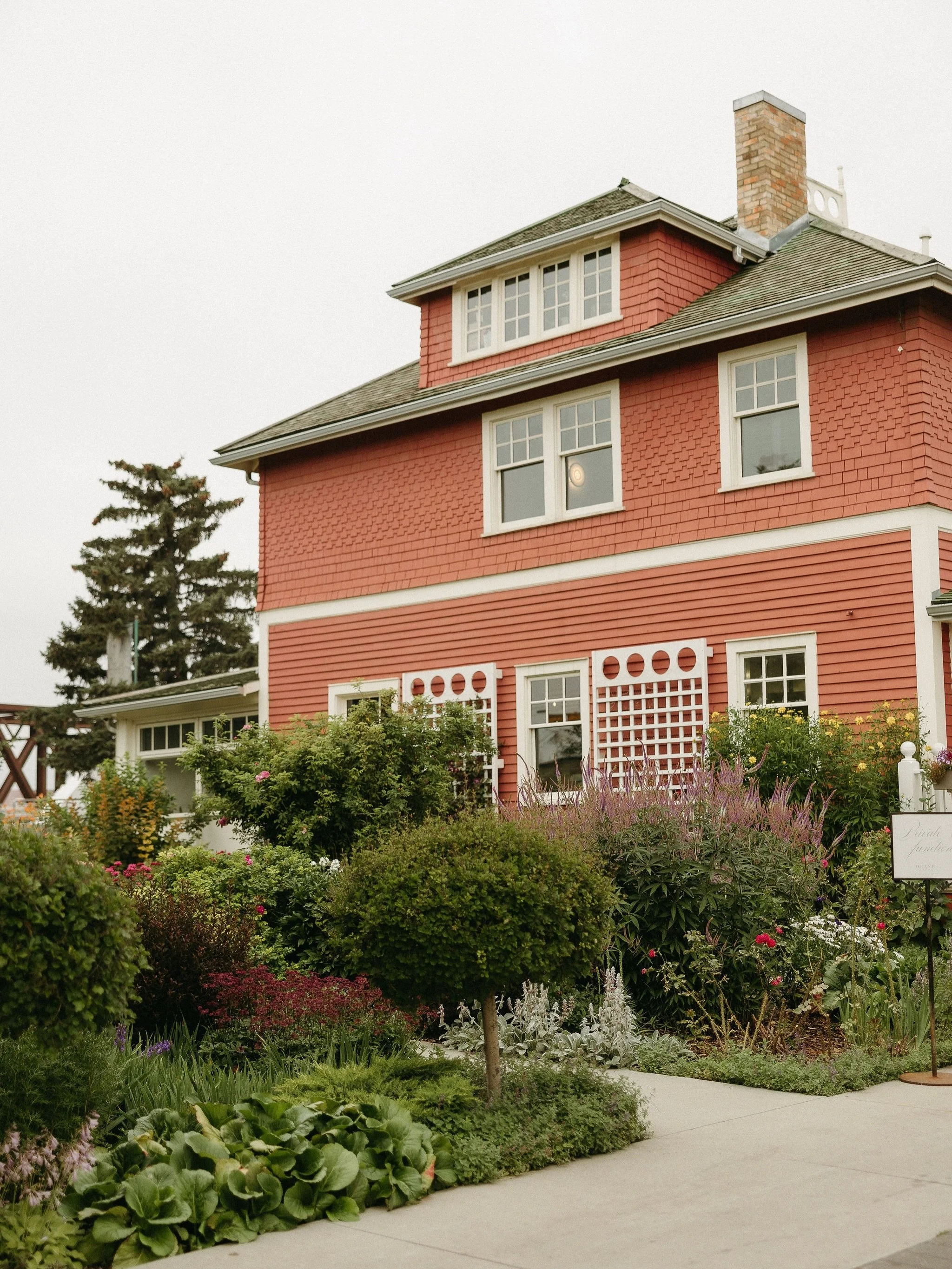 Step into a world of your own and enjoy all the summer feels. 

#deanesgarden #calgary #deanehouseyyc 
Photos: @northofsummer.ca