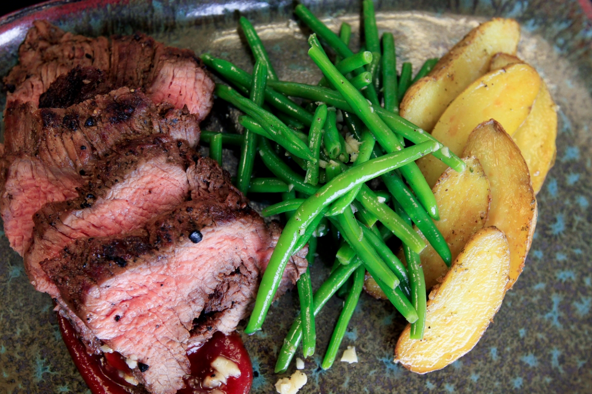 Grilled Beef Tend w FingPot and Harticot Verts_13.JPG