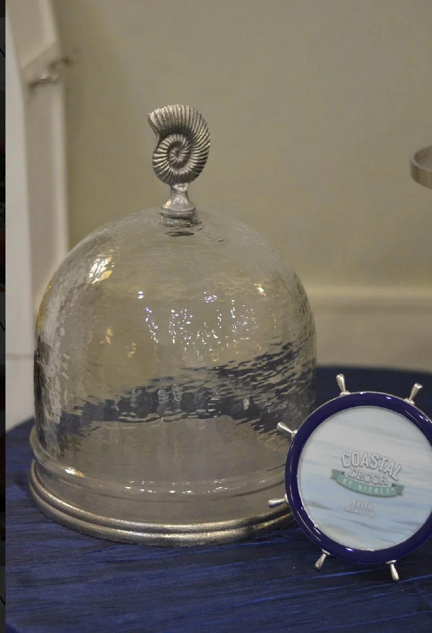 Shell platter w/ dome glass lid
