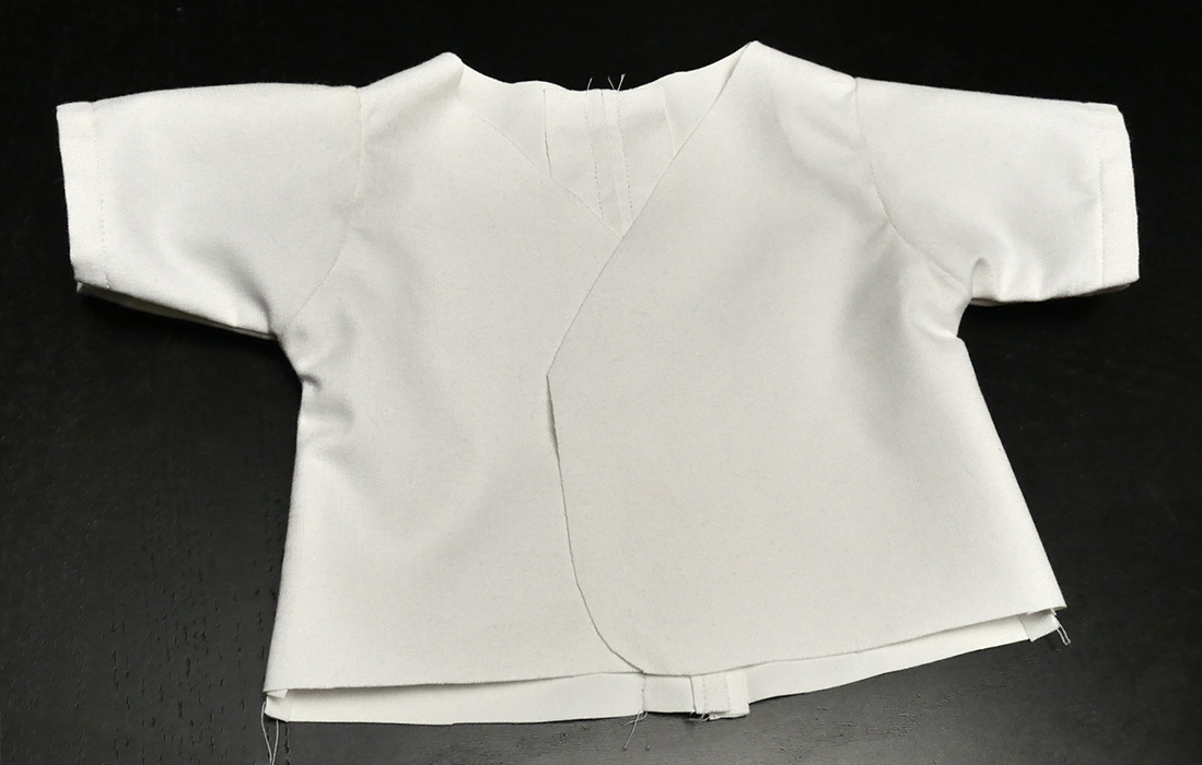 For now, your jacket should look like this. Next, I'll show you how to attach the lapel and finish the hem!