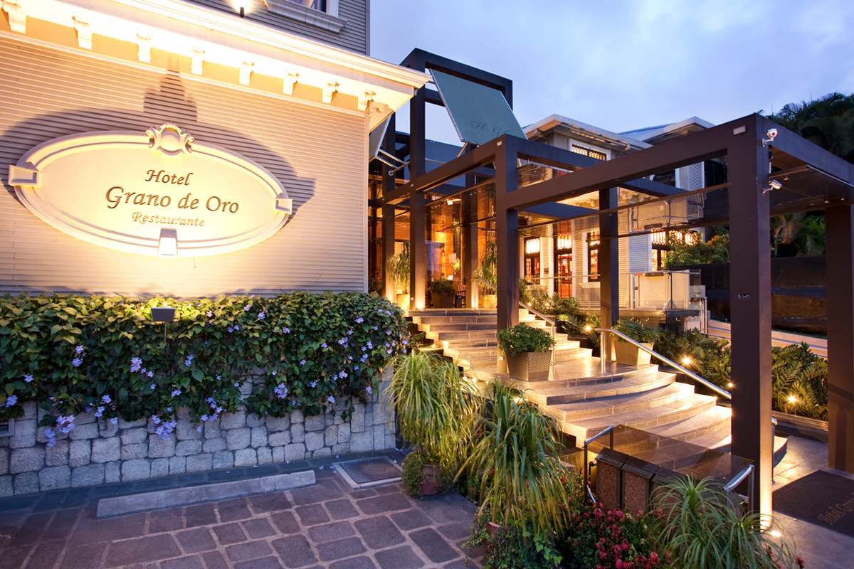 02_entrada_del_hotel.jpg