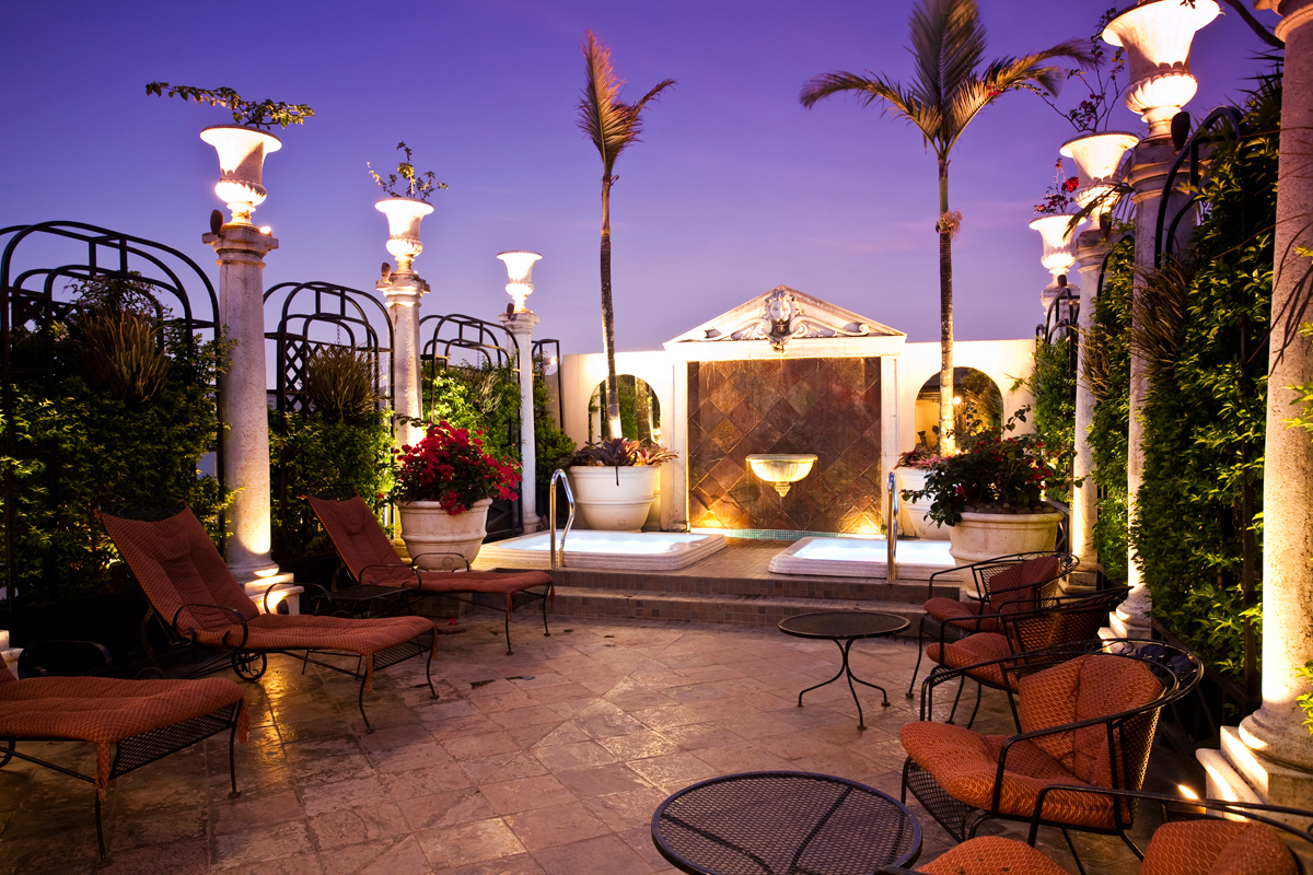 05_terraza_con_jacuzzis.jpg