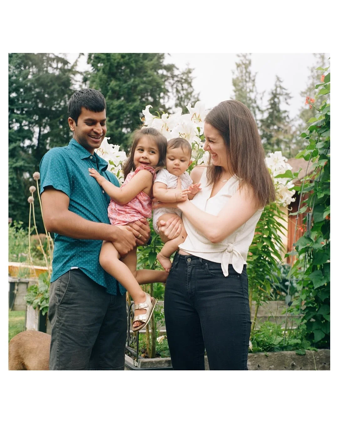Still obsessed with this session a year later.

Just an afternoon in the garden surrounded by beauty.

#seattlefamilyphotographer #seattlephotographer #filmisntdead #kodakportra400