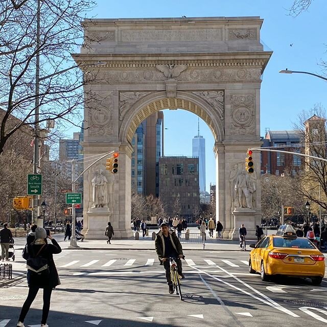 .
.
.
.
.
.
.
.
.
.
.
#ny #nyc #newyorkcity #washingtonsquarepark #washingtonsquare #washingtonsquareparknyc #arch #park #urban #streetphotography #iconic #travel #lookingaround #freedomtower #arch #nycstreetphotography #redlight #taxi #bicycle #bike