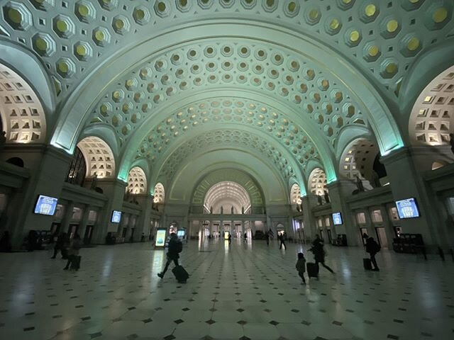 .
.
.
.
.
.
.
.
.
#dc #washingtondc #unionstation #unionstationdc #architecture #architecturephotography #danielburnham #architect #building #vault #arch #arches #trainstation #historictrainstation #lookingaround #travelingaround #perspective #onepoi