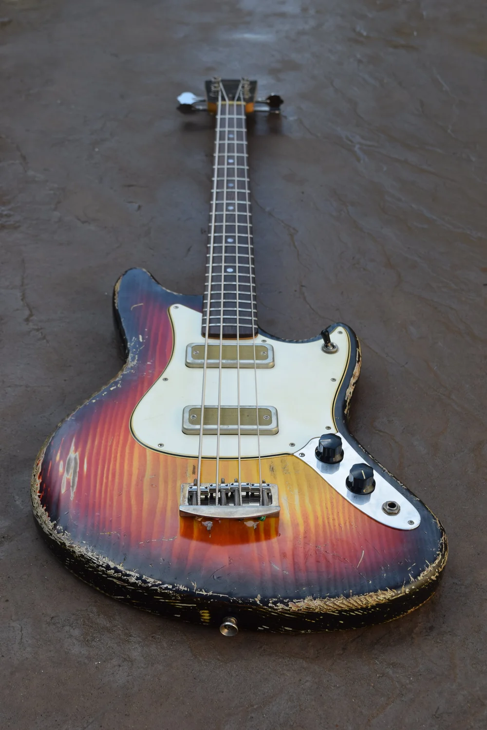 ギター AMATERAS Abernehty Sonic Empress short scale bass #064 — Abernethy Guitars