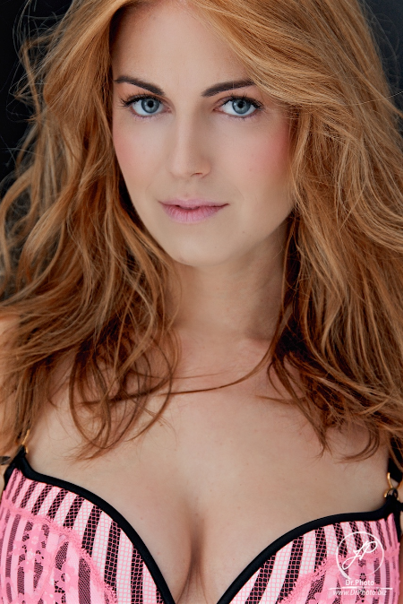 Sarah also celebrated the end of Halloween weekend by filming a promotional trailer (below) for the short horror film "SNUFF," which she is scheduled to shoot later this winter.