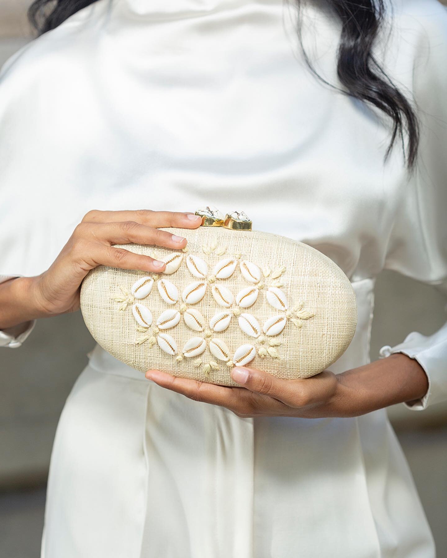 #canitellyou puka shells were often associated with femininity, fertility and prosperity in many cultures. I love how they add an element of natural beauty to the #joannaclutch. It&rsquo;s the perfect summer clutch. / 😉🐚🤍
.
.
.
#pukashellclutch #p