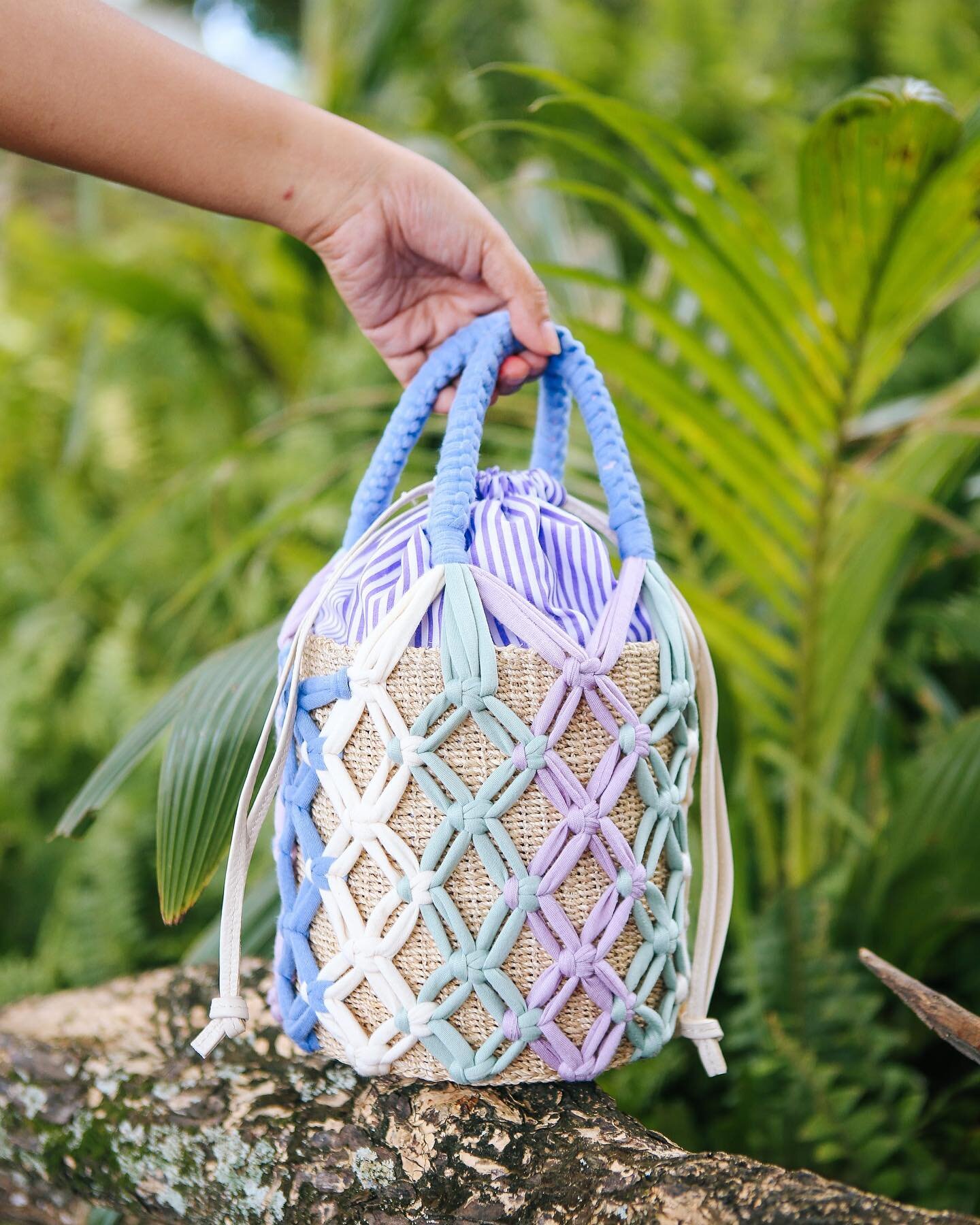 #canitellyou my #michellebucketbag in lilac and mint uses material from fabric overruns then macram&eacute;d by skilled artisans of @rags2richesinc in the Philippines. 
Isn&rsquo;t it just the perfect beach tote this season? 
Ph : @anjangeles / 💜💙?