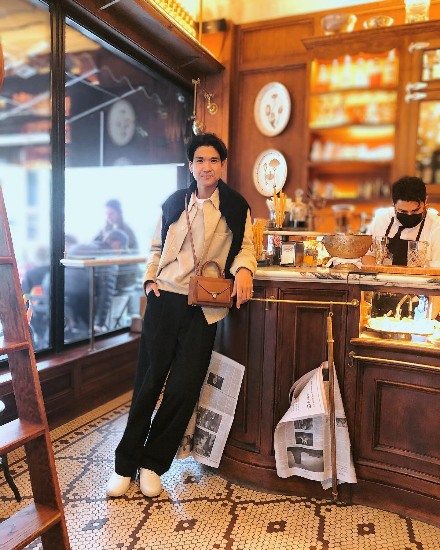 #canitellyou una cappuccino per favore. Chef @woldykusina wearing the #julliancrossbodybag in cognac at @barpisellino. 
📸 : @livingstonjenny / 😉👜☕️
.
.
.
#woldyskusina #rafebag #barpisellino #mensstyle #mensbagstyle #unisexbag #minibagformen #smal