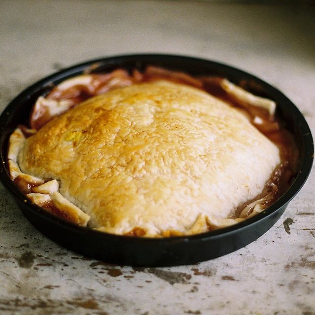 ~ Sunday simple Winter fruit pie 🥧 
Chop few figs, pears &amp; peaches. Add to the pan with touch of water and 4 tblsp of maple syrup &amp; bring to the boil. Add pinch off salt and juice of half lemon, pinch of 5 spice and boil until all fruit is s