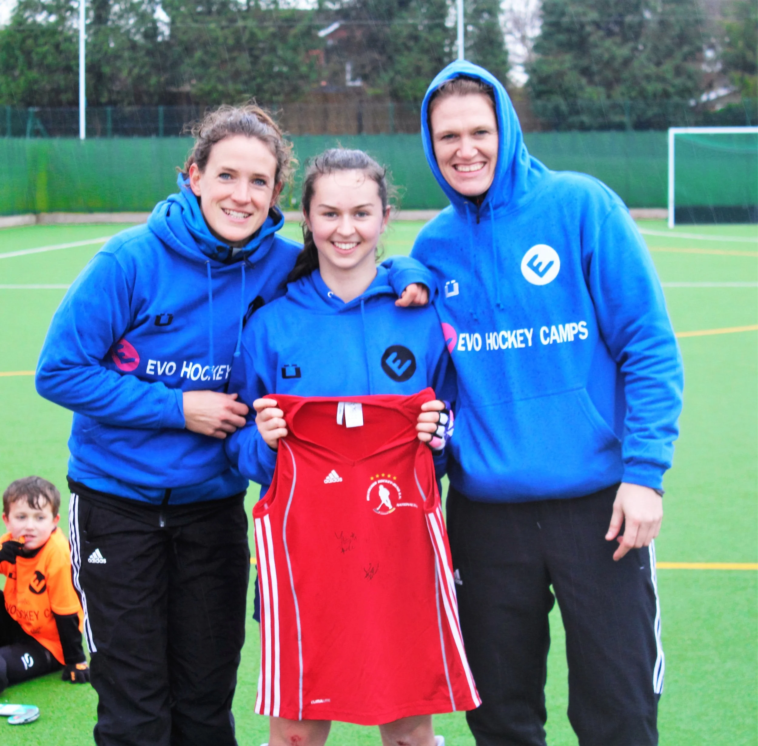  Outfielder prizewinner Annie Pearson &nbsp;receives a signed Germany playing top from EVO coaches &amp; Germany internationals Janne Müller-Wieland (2 x Olympian, German co-captain, 200+ international caps) &amp; Yvi Frank (2 x Olympian, 150+ intern