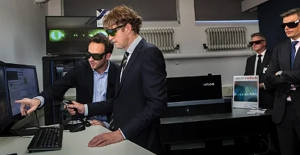 Secretary of state Sander Dekker visiting LUMICKS in 2014. (image: C&M center Vrije Universiteit Amsterdam/Yvonne Compier)