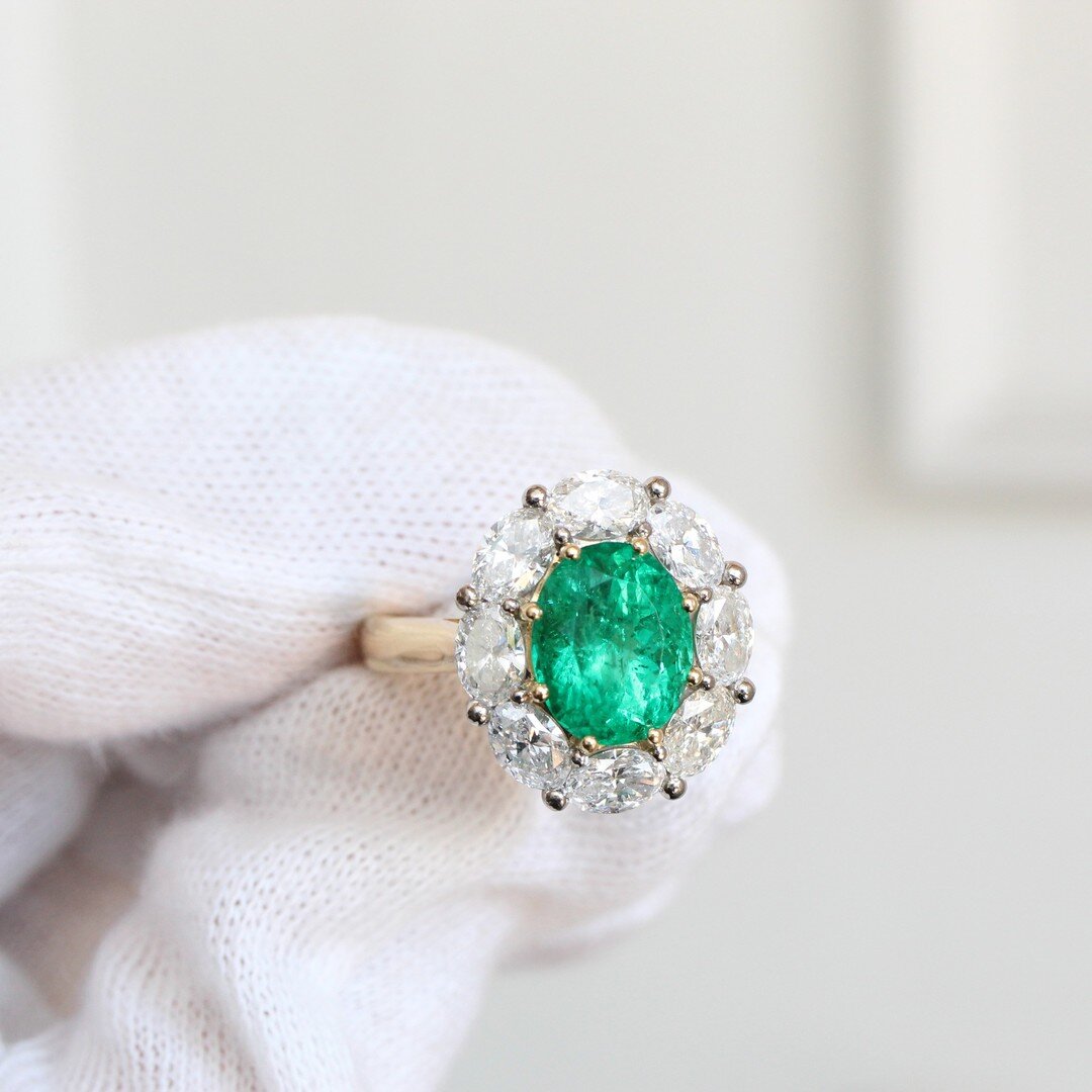 A bespoke beauty, featuring an oval diamond halo 😇
