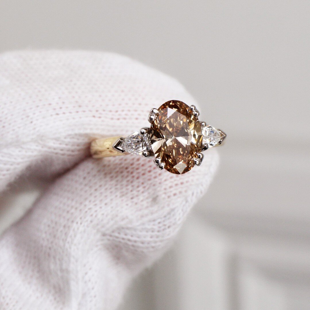 Featuring an oval, champagne diamond 💫 We love the warm, caramel hues is this bespoke engagement ring 😍