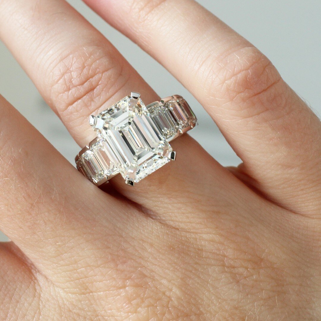 A very special commission 💕 This spectacular engagement ring features a 7-carat emerald-cut diamond and a graduated emerald-cut diamond band 💫