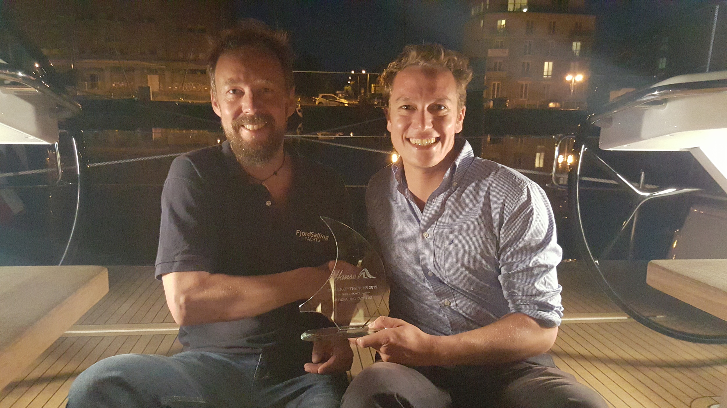Bjørn-Vidar Bårtvedt fra FjordSailing Yachts AS og Marian Scheer fra Hanse Group AG ombord i en Hanse 575 klar for norsk kunde etter prisutdelingen.