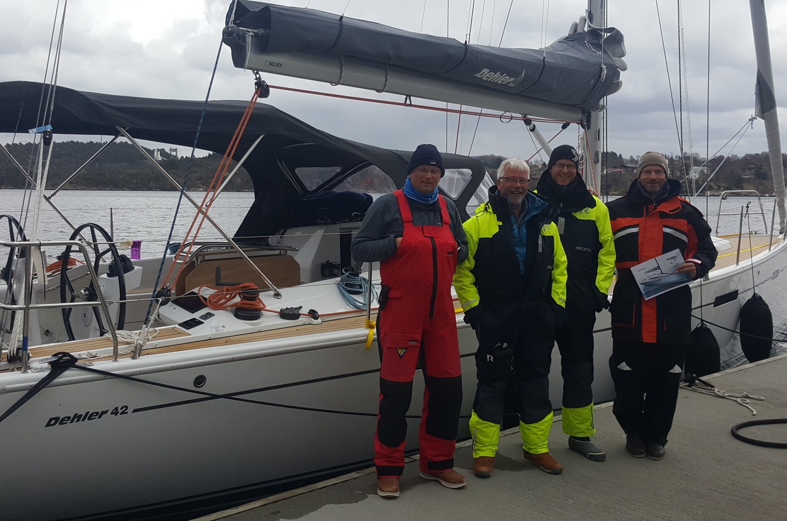 Stolt skipper til venste med godt mannskap fra Ørsta Seilforening i det de passerte Litlebergen
