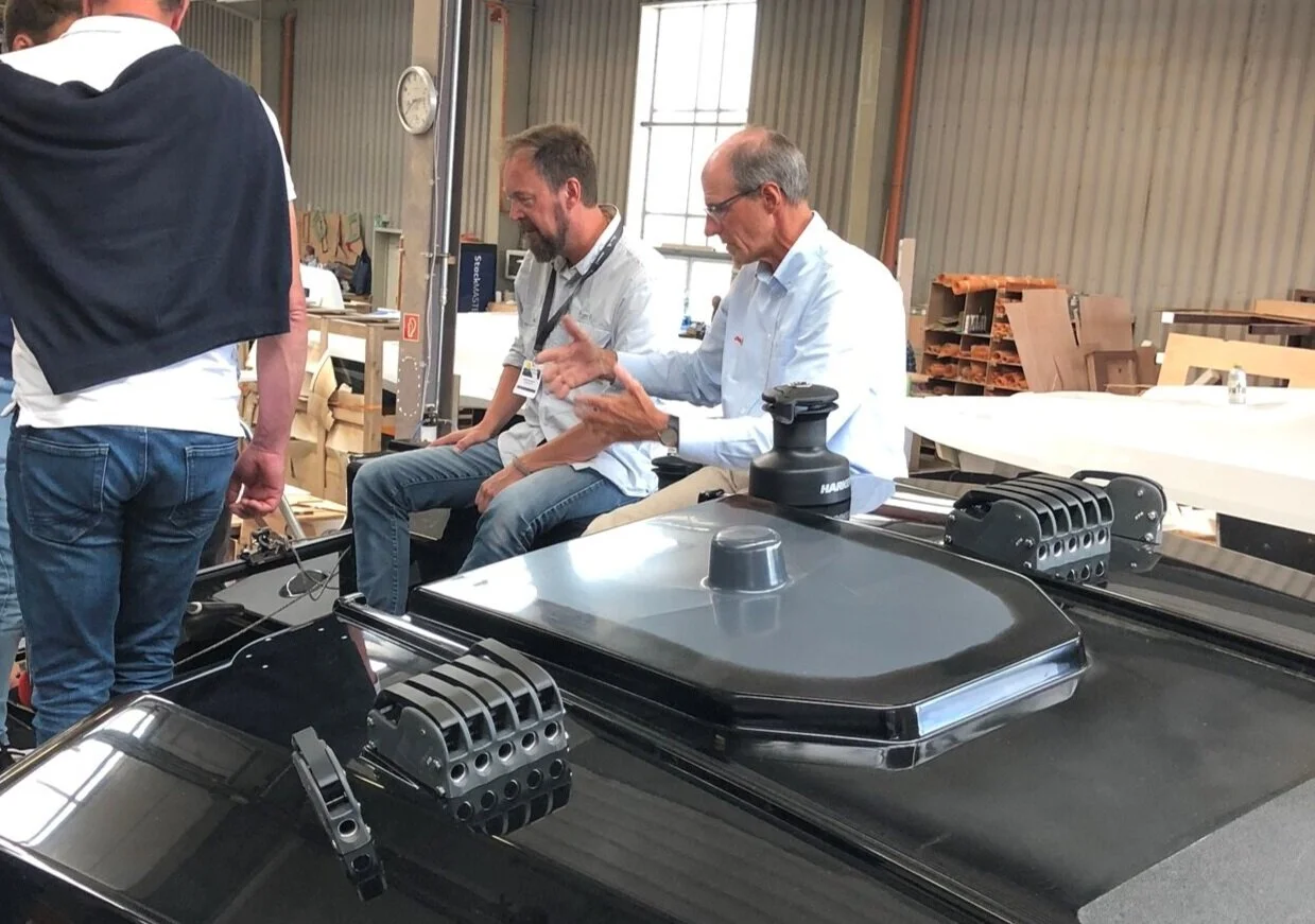 Bjørn-Vidar Bårtvedt og Karl Dehler diskutere nye løsninger og plasseringer i den aller første full scale modell versjonen av Dehler 30 One Design i Greifswald.