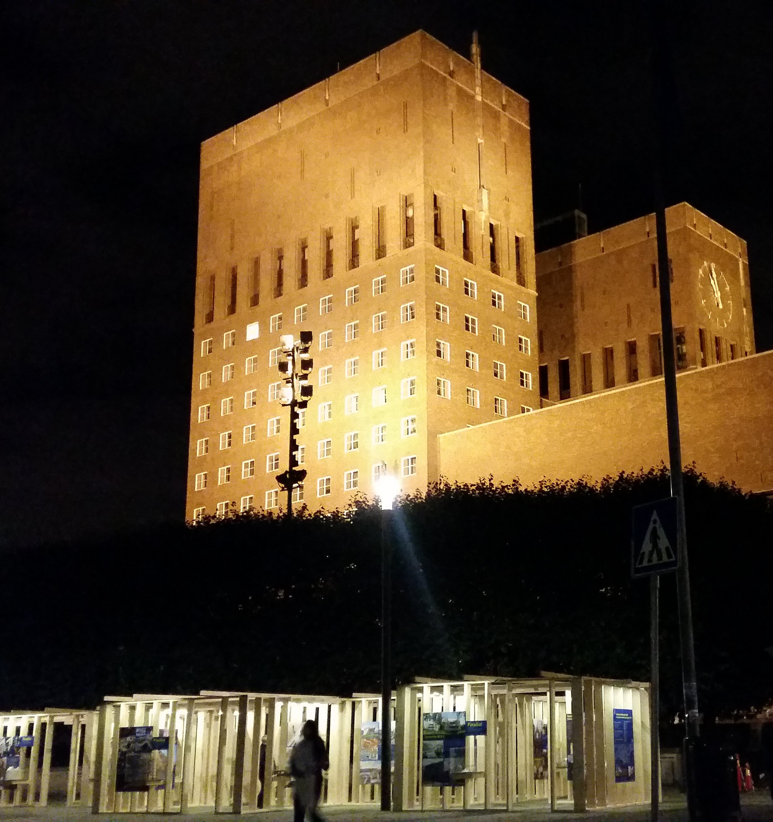Oslo bys arkitekturpris utstillingen sebastian sanders rådhus night.jpg